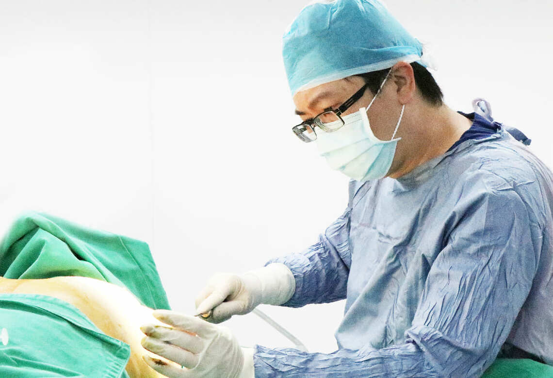 李兆翔医师正在进行VASER2.2 二代威塑抽脂手术