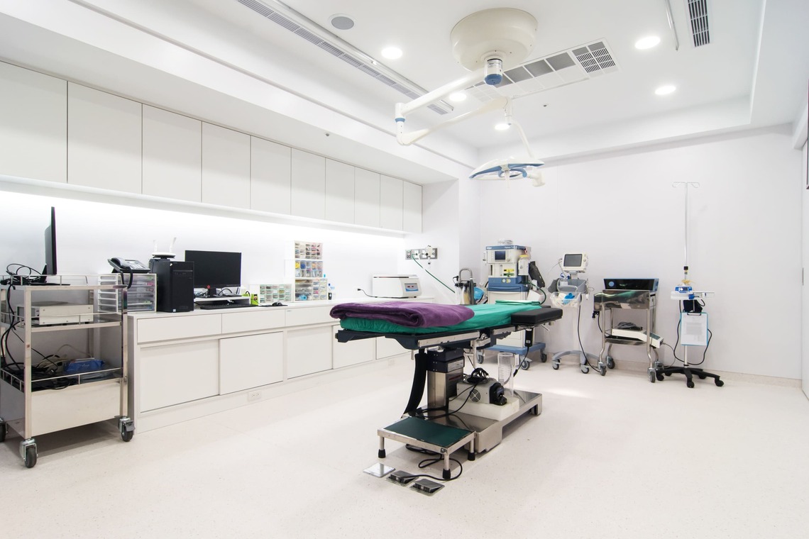 佳思優敦北旗艦分院設有3間高規格教學醫院等級無塵正壓手術室，手術全程堅持由麻醉醫師全程照顧，讓病患的醫療安全更加安心有保障。