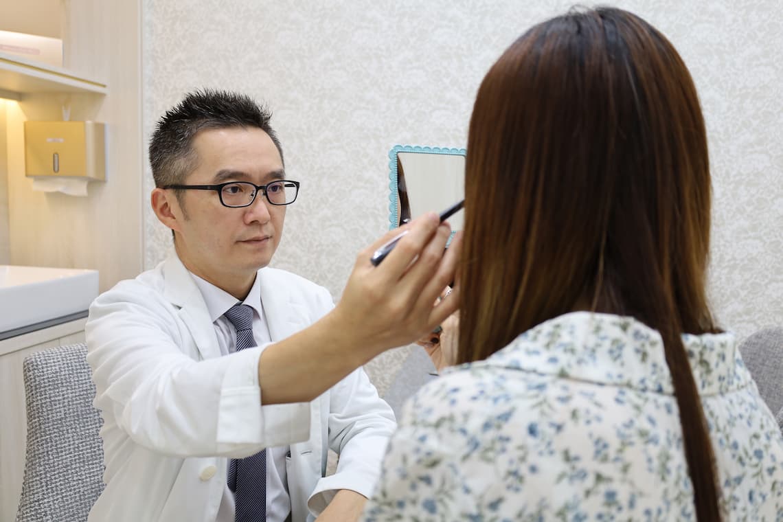 黄仁吴院长创立的五合一隐痕眼袋手术，术后效果明显、维持稳定，也缩短眼袋手术后的恢复时间。