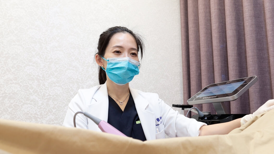 方穎涵醫師進行私密評估與非侵入性治療操作_蝴蝶V平方