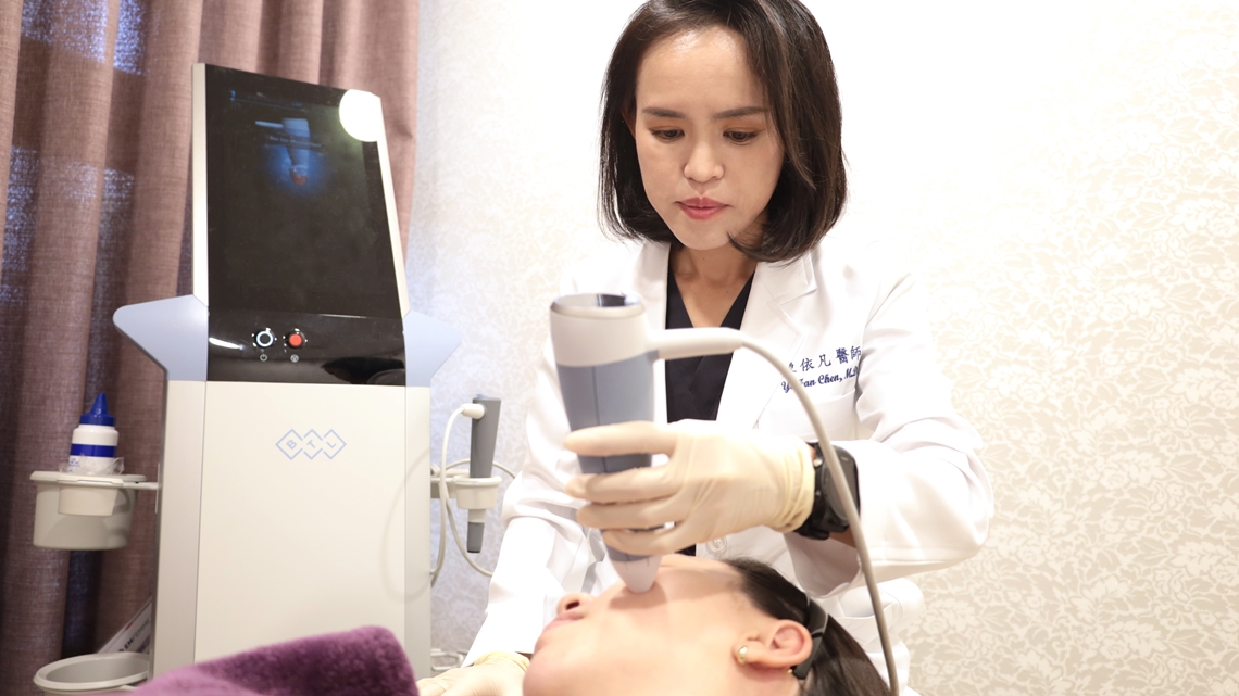 E電波單極微針技術深層緊緻肌膚，陳依凡醫師臉部身體靈活應用。