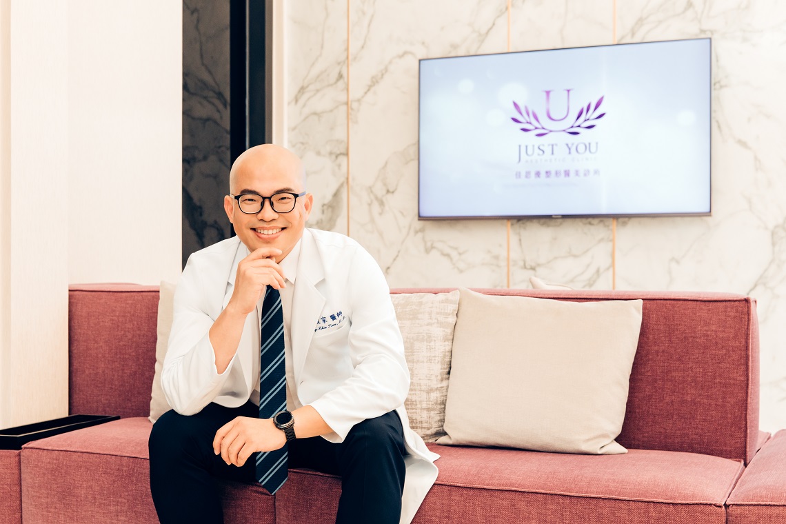 鄒政家醫師提倡「越簡單越好」的保養哲學。搭配光電療程的日常保養，應依據不同階段與目的挑選合適的成分