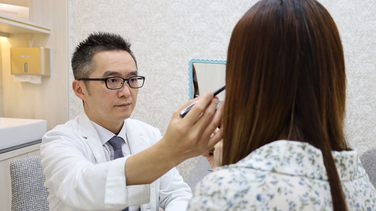 佳思優醫美整形外科診所黃仁吳總院長指出，眼袋一旦明顯，容易讓眼下形成陰影與凹凸落差，即使睡眠充足，也可能看起來疲憊、顯得精神不濟，近年民眾在諮詢眼袋治療時，除了在意外觀改善，也會把「術後恢復時間長短」納入考量，不過，恢復期短並不等於沒有恢復期，更不代表所有人都適合同一種手術術式。