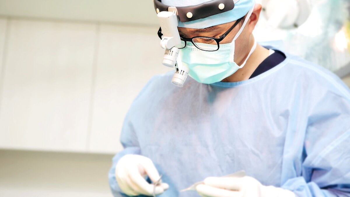黃仁吳醫師提醒，民眾不宜只用年齡判斷是否適合內開，有些30到40歲族群雖然年紀不大，但若先天眼袋脂肪較突出、淚溝較深，仍可能很早就出現明顯眼袋；反之，部分熟齡者若皮膚彈性與下眼瞼條件尚可，也未必只能選擇外開，真正的關鍵是術前的醫師評估個人條件。