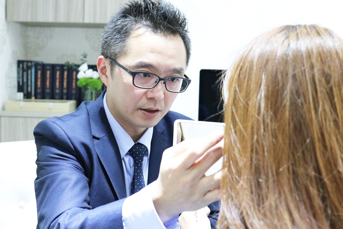 佳思优医美集团总院长黄仁吴医师进行一对一隐痕眼袋手术咨询