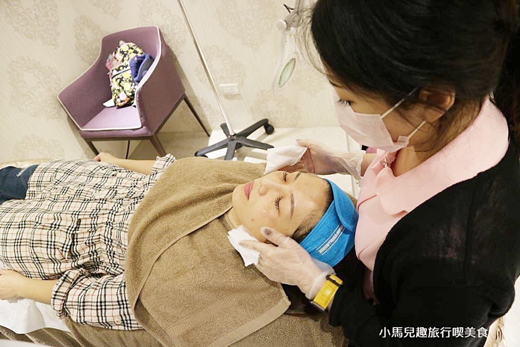 皮秒雷射术前，护理师帮忙清洁脸部