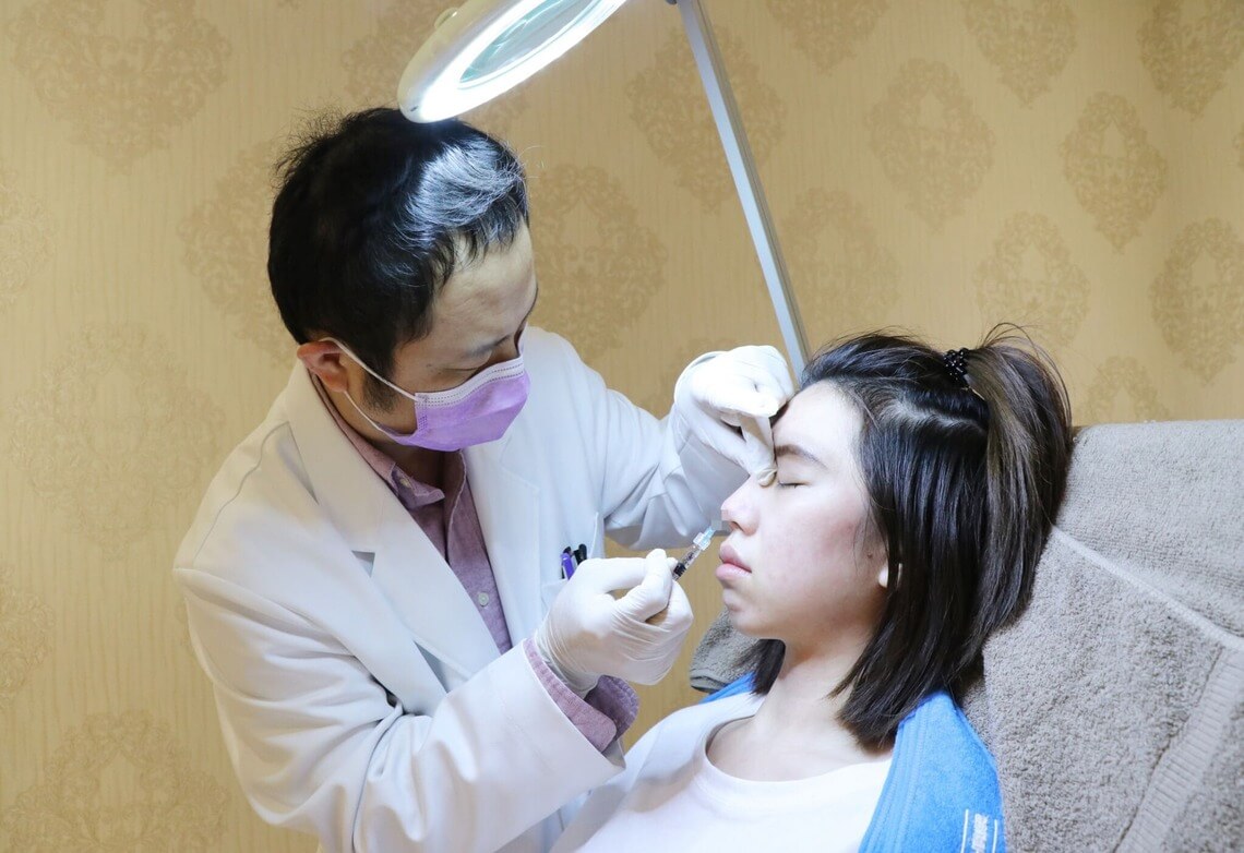 郭聿書醫師施打玻尿酸，一併修飾鼻頭