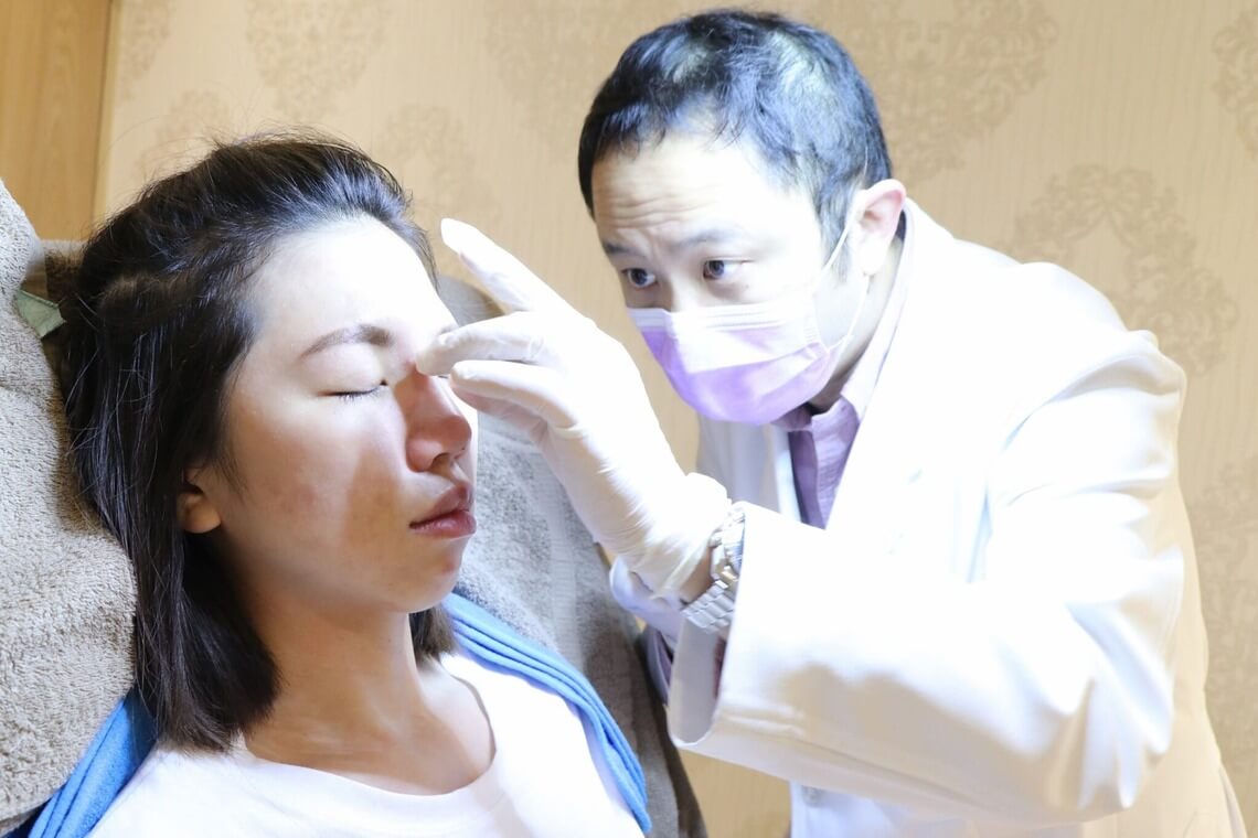 郭聿書醫師施打玻尿酸，用手把鼻子塑型