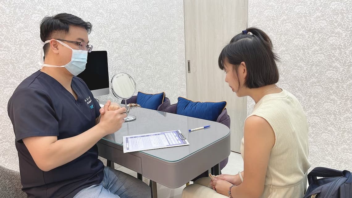 與專業的宋景之醫師為你進行肌膚狀況的詢問，以及療程的詳細解說哦