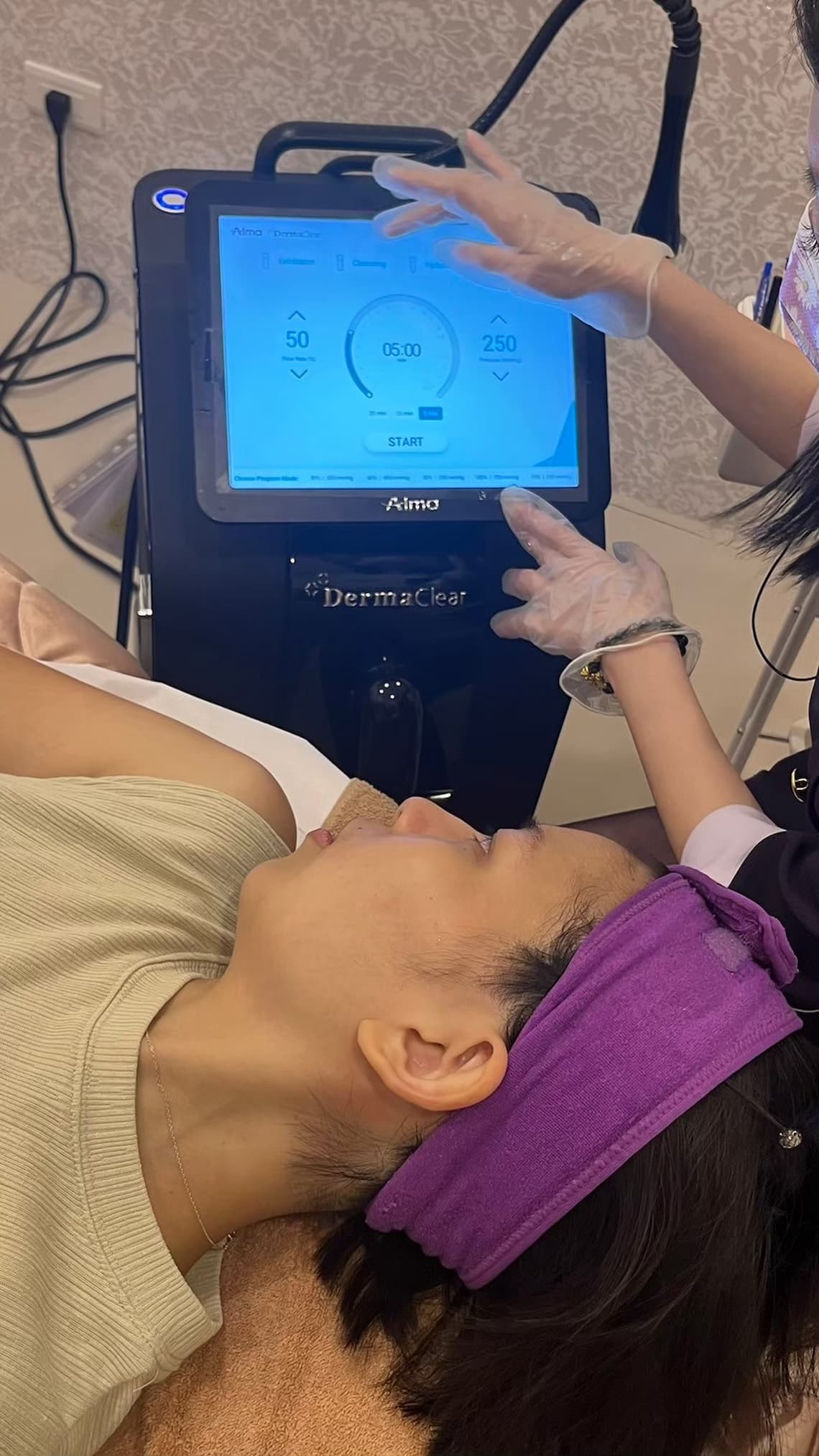 做【黑鑽水飛梭】課程前，護理人員很詳細地為我介紹課程執行的步驟。