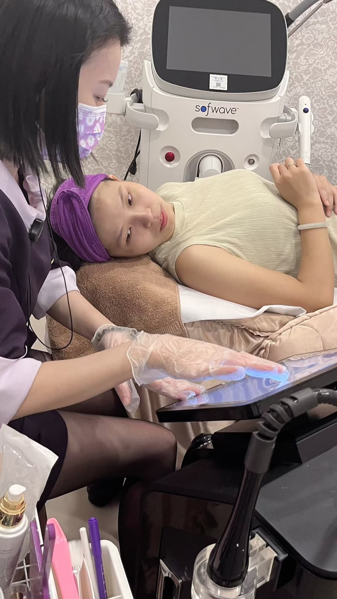 做【黑鑽水飛梭】課程前，護理人員很詳細地為我介紹課程執行的步驟。