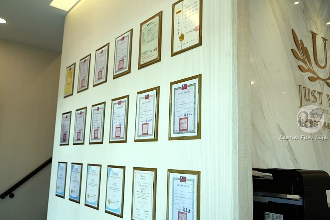台中佳思優診所的牆上有許多醫生的證照，非常安心。