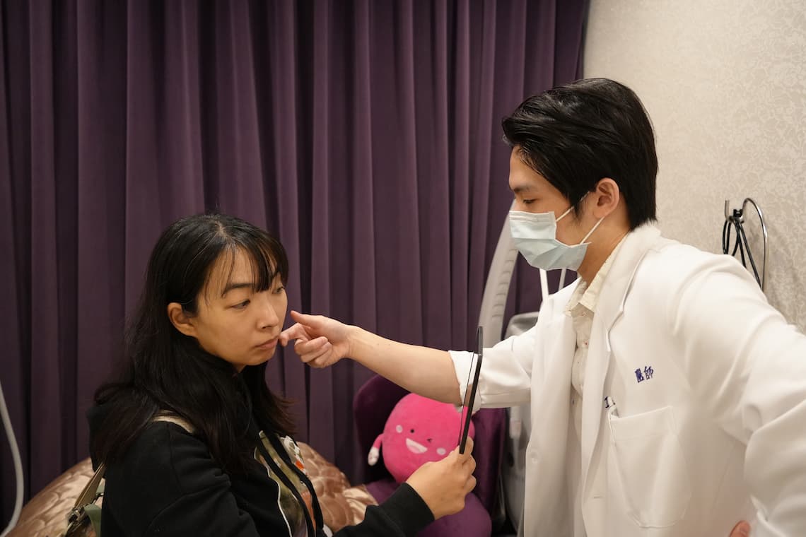 台中佳思優診所李政彣醫師來幫我施打海芙音波與海芙電波的術前評估臉型。