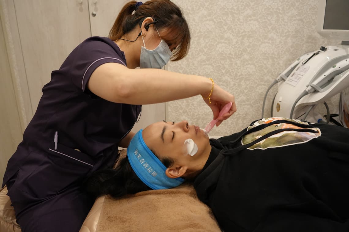 台中佳思優診所施打海芙音波與海芙電波前卸妝洗臉。