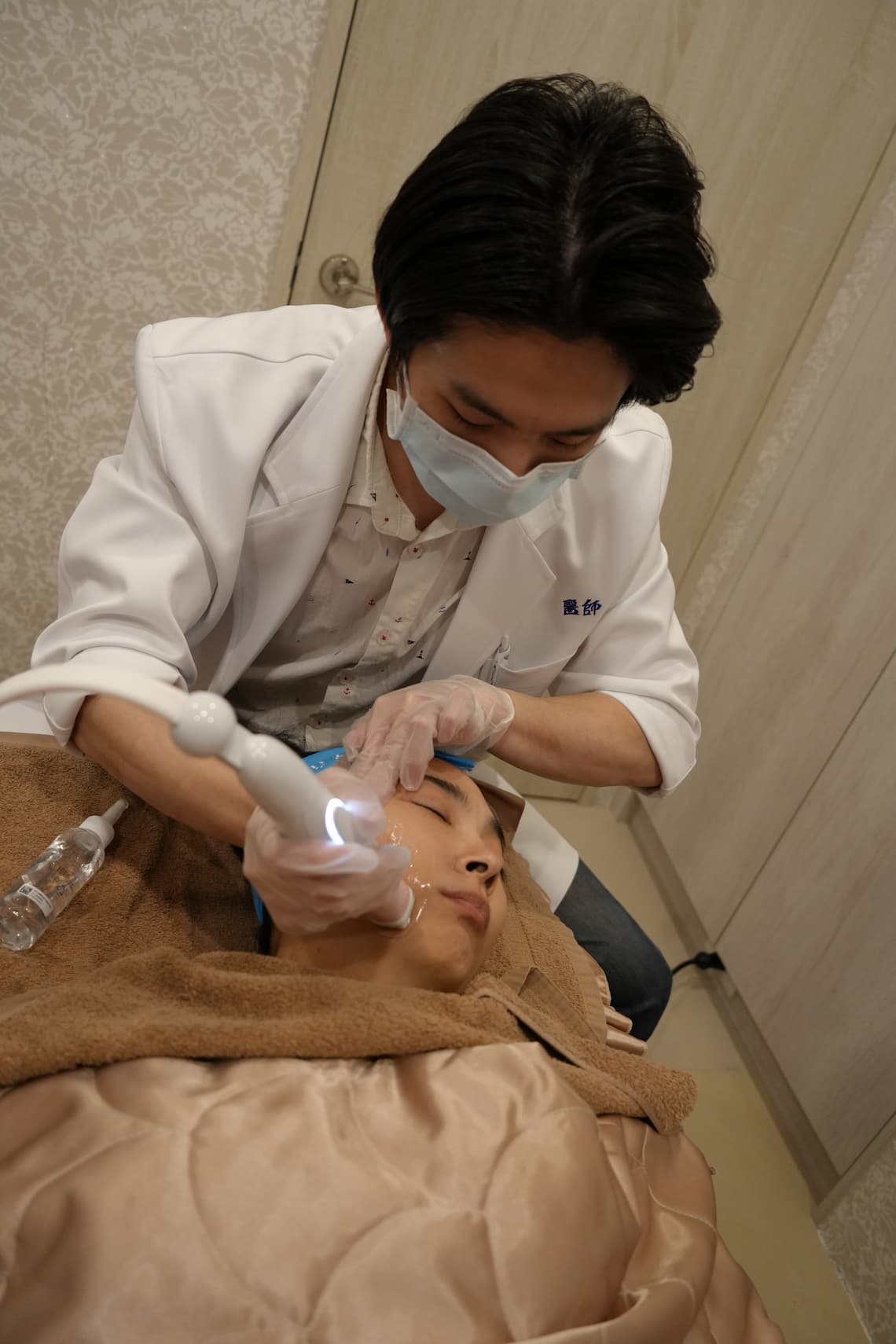 台中佳思優診所李政彣醫師來幫我施打海芙音波與海芙電波。