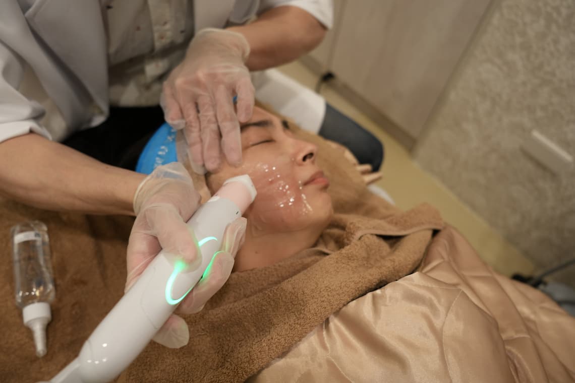 台中佳思優診所李政彣醫師來幫我施打海芙音波與海芙電波。