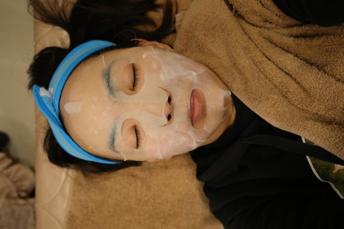 台中佳思優診所施打海芙音波與海芙電波術後敷上鎮定面膜。