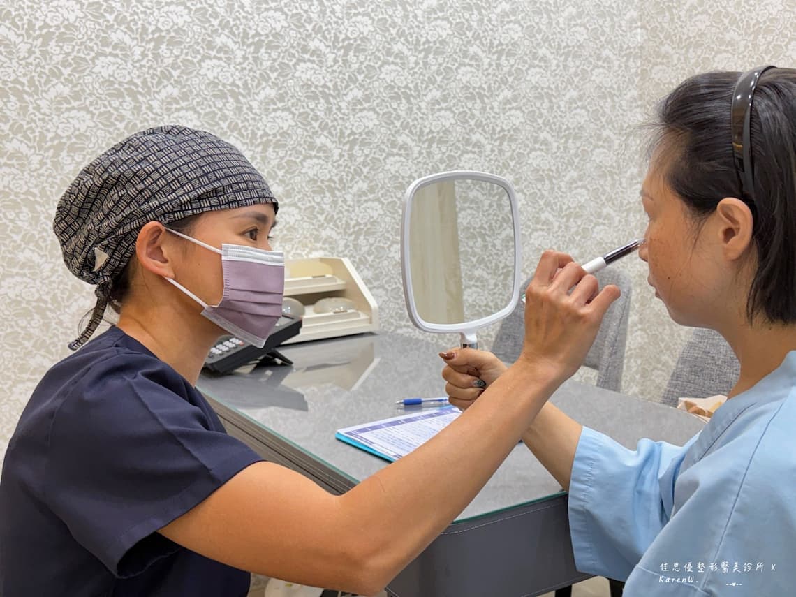 佳思優醫美診所給整形外科陳依凡醫師在施作五合一眼袋手術前，仔細的評估我眼下的脂肪分布結構