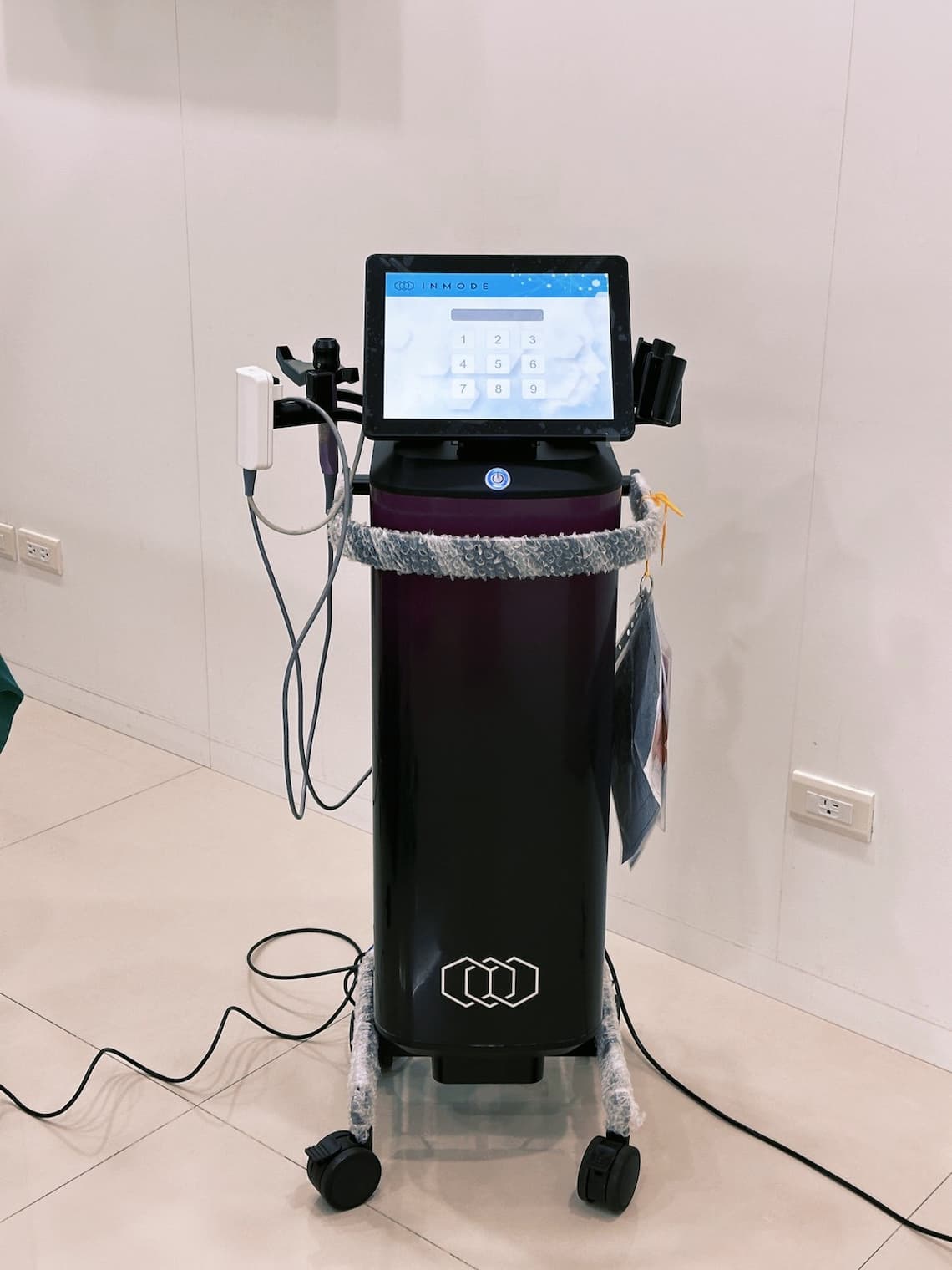 佳思優診所使用結合蝴蝶電波與Vtone技術的蝴蝶V平方私密保養儀器