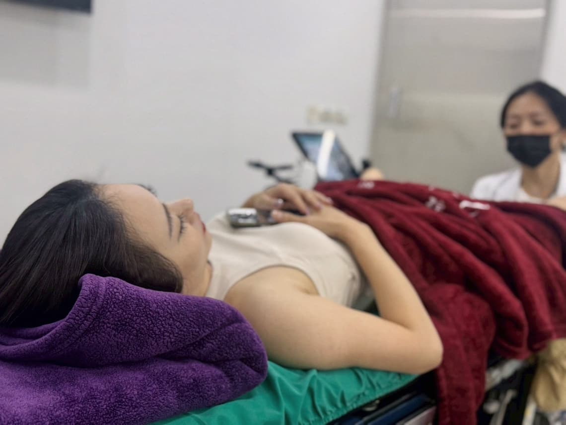 患者在佳思優診所進行Vtone療程過程中無痛感且能輕鬆滑手機與醫師互動