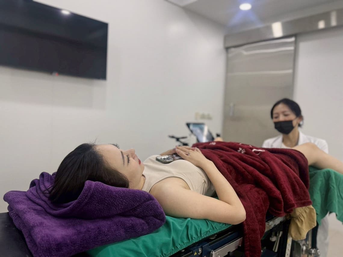 方穎涵醫師操作Vtone儀器以低頻脈衝技術深入激活深層盆底肌收縮