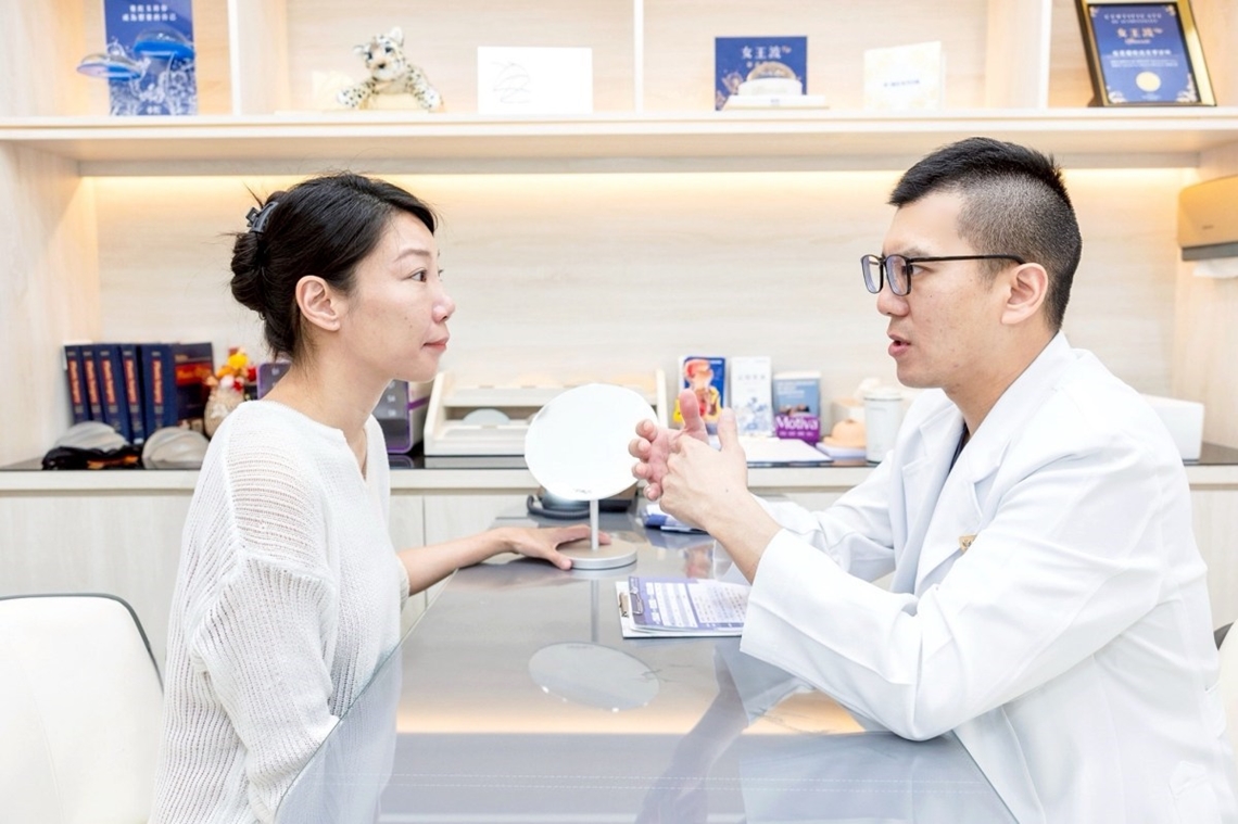 竹北佳思优整外李嘉骏医师作弹力针术前的咨询
