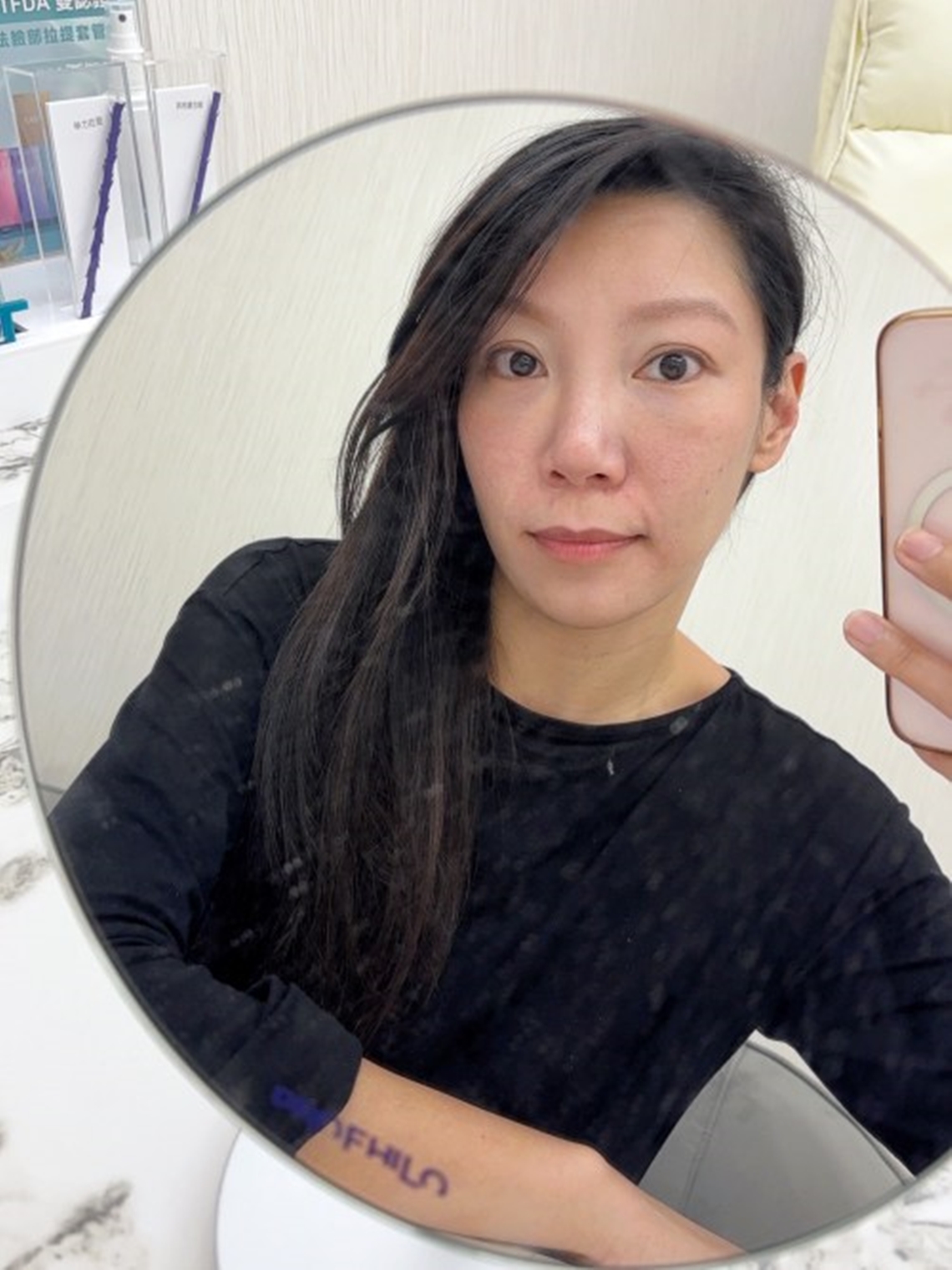 在佳思优施打逆时针前的素颜近距离拍摄(镜中)