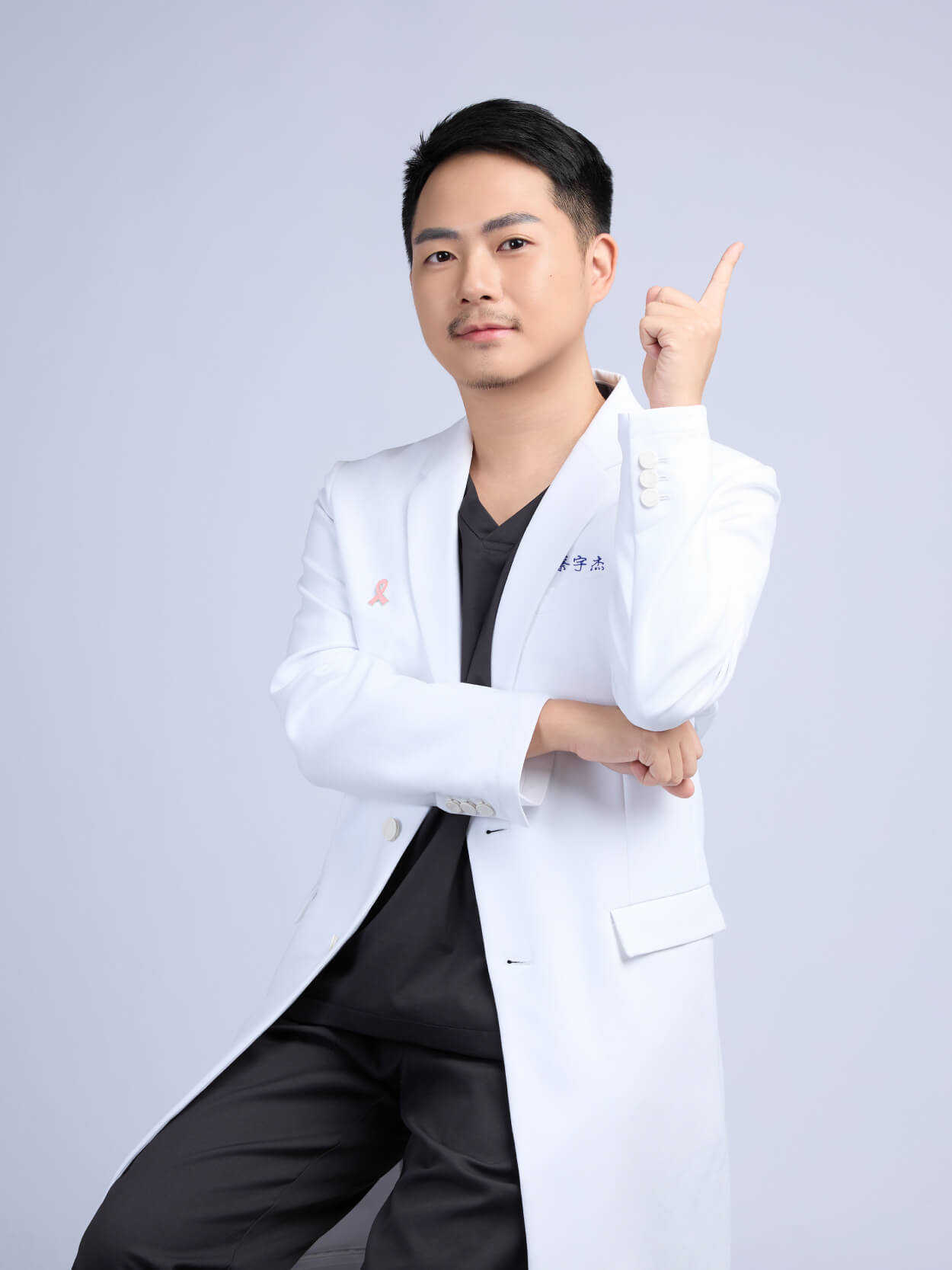 蔡宇杰 醫師在微創平胸手術與男性女乳手術有豐富經驗，特別重視術前溝通與個別化評估，依胸型、組織條件與身形比例規劃適合的手術方式