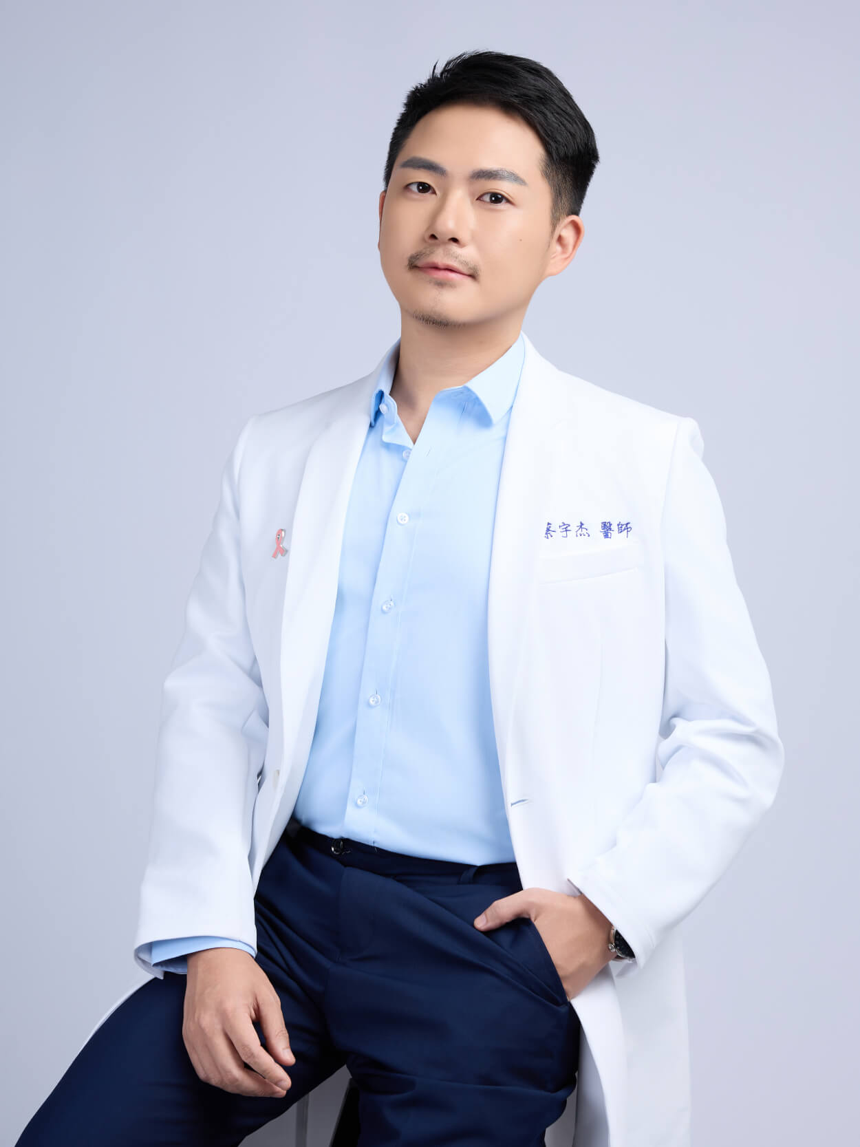 具備扎實乳房重建與外科背景的蔡宇杰醫師，曾於美國史丹佛醫院、台北榮總整形外科、新光醫院及法國IRCAD微創手術中心等國內外醫療機構接受專業訓練